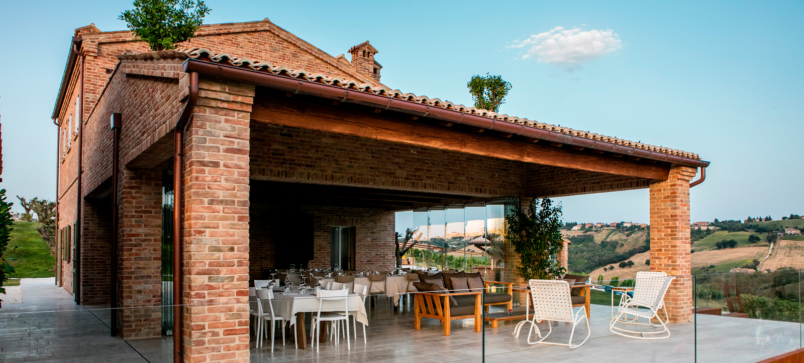 Strutture edilizie integrate nel paesaggio naturale con soluzioni sostenibili