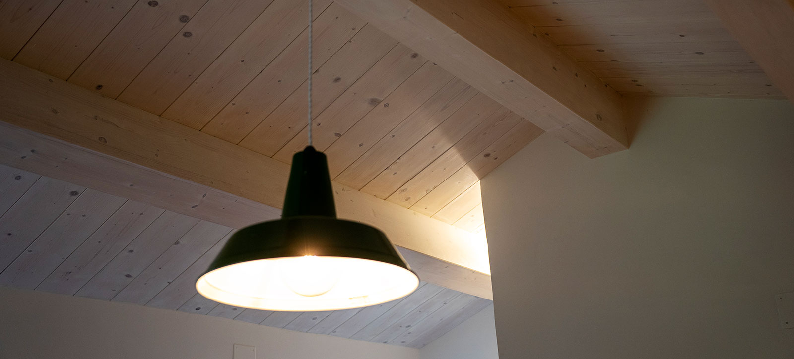 Riqualificazione del solaio interno con materiali sostenibili e finiture in legno